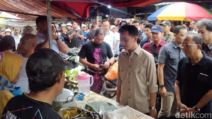 Wapres Gibran mengunjungi pasar tradisional di Tabanan, Bali, sambil menyapa pedagang