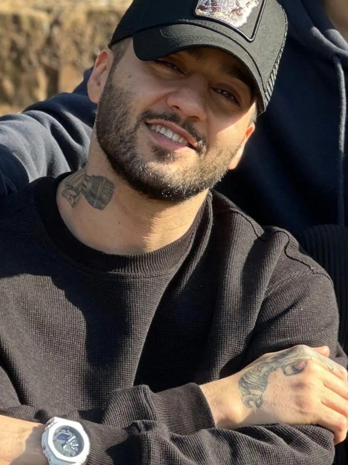 Rapper Iran Toomaj Salehi saat tampil di konser underground
