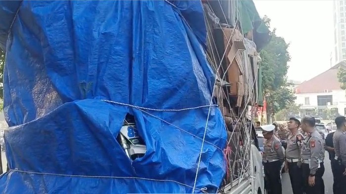 Mobil pikap overload diamankan polisi di Tol Dalam Kota