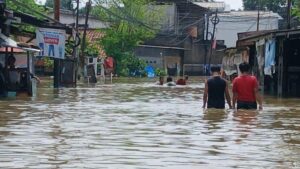 Sungai Meluap, Banjir Parah Rendam Permukiman di Curug Tangerang
