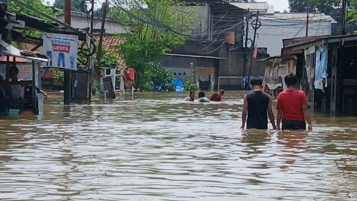 Banjir parah rendam permukiman warga di Curug Tangerang, kulkas dan barang elektronik terendam air